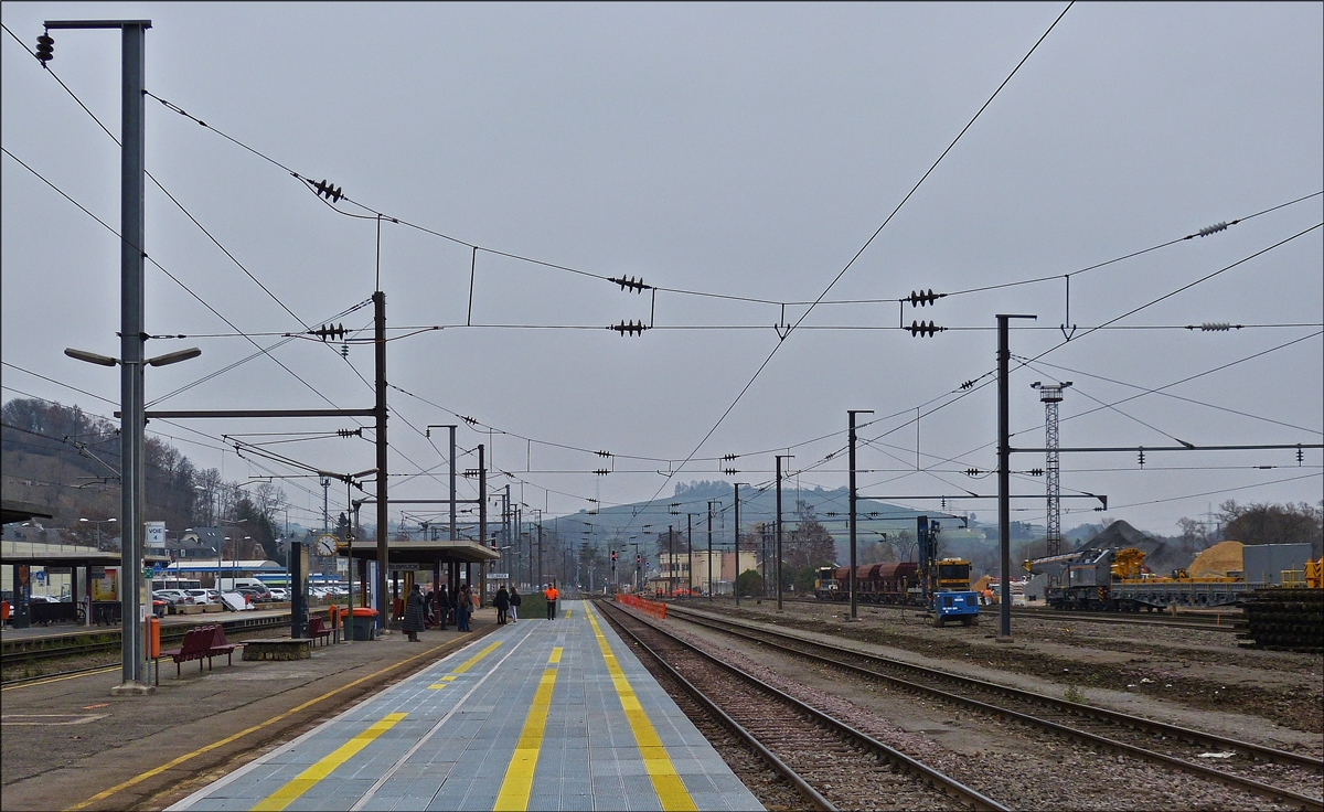 Baustelle Bahnhof  Ettelbrück, Blick in Richtung der Abzweigung nach Diekirch, das normale Gleis wurde abgebaut und der Bahnsteig dadurch verbreitet, ebenso werden  wie am rechten Bildrand zu sehen die Gleise der Abstellung abgebaut.  22.11.2018 