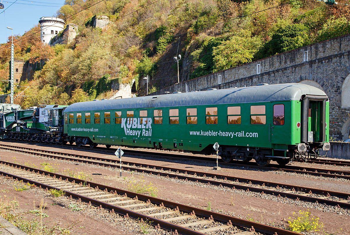 
Begleitwagen für Schwertransporte der Kübler Spedition D-ELBA 56 80 89-40 305-5  WGSmk 855 (eingestellt über ELBA Logistik), abgestellt mit 24-achsigem Tragschnabelwagen beim Bahnhof Koblenz-Ehrenbreitstein.

TECHNISCHE DATEN:
Länge über Puffer: 26.400 mm
Wagenkastenlänge: 26.100 mm
Drehzapfenabstand: 19.000 mm
Achsstand im Drehgestell: 2.500 mm
Leergewicht: 43 t
Höchstgeschwindigkeit: 140 km/h
