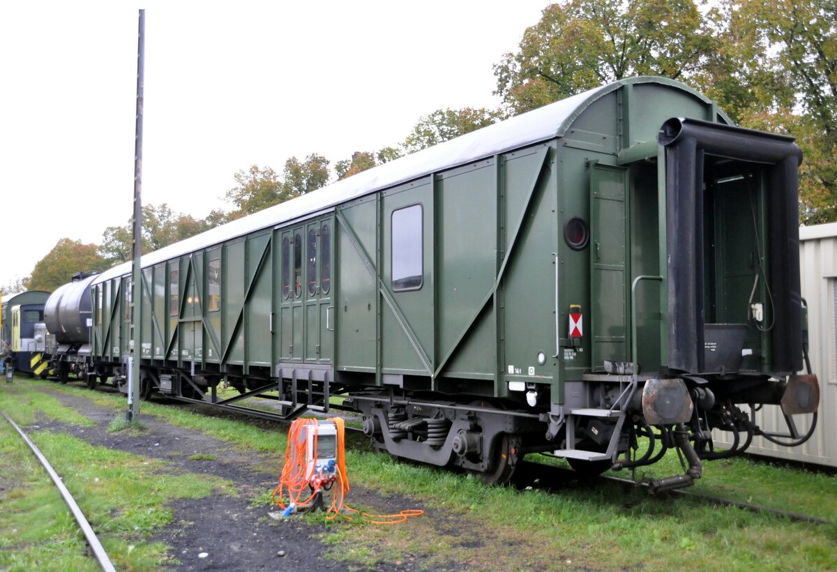 Behelfspackwagen, wahrscheinlich Typ MDyg 986 mit Drehgestellen der Bauart Schwanenhals im Bahnpark Augsburg am 25.10.2009.