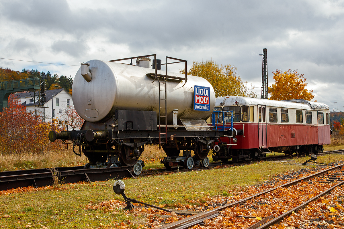 Bei einer der beiden Rollbockgruben (Umspuranlage) der meterspurigen Museumsbahn Alp-Bähnle Amstetten-Oppingen (ex WEG Württembergische Eisenbahn Gesellschaft, Bahnstrecke Amstetten- Oppingen-Laichingen) am 26.10.2021 beim Bahnhof Amstetten. Der normalspurige 2-achsigen Kesselwagen ex VTG 3 80 070 5 724-1 (1941 von Kaminski unter Fabriknummer 318 gebaut) auf zwei ex WEG Rollböcke vom System Langbein. Davor der meterspurige Dieseltriebwagen.

Diese schmalspurigen Transportwagen werden dafür verwendet, normalspurige Güterwagen über die Schmalspurstrecke zu ihrem Empfänger zu bringen, ohne die Güter in entsprechende Schmalspurgüterwagen umladen zu müssen. Für jede Achse eines Normalspurgüterwagens wird ein Rollbock benötigt.

So sieht es aus, wenn Güterwagen auf Rollböcken aufgebockt sind. Zum Aufbocken braucht man eine Rollbockgrube. Auf der einen Seite werden die normalspurigen Fahrzeuge herangefahren. Auf dem etwas tiefer liegenden Gleis werden von der anderen Seite Rollböcke bereitgestellt, die unter jeder Achse des Güterwagens positioniert werden. Dann werden Achsgabeln nach oben geklappt und zum Schluss werden die Fahrzeuge mit Bremsleitungen und Kuppelbäumen oder falls vorhanden einer am Schmalspurfahrzeug angebrachten Normalspurkupplung gekuppelt. Beim Abbocken geht das Ganze umgekehrt. Ein aufwändiges Verfahren - aber einfacher als umladen.

Von der WEG (Württembergische Eisenbahn Gesellschaft) konnten die Rollböcke mit den Nummern 31, 33, 34, 37, 39, 42, 48, 49, 50, 51, 52, 54, 56, 61, 62, 64, 65, 66, 67, 68, 69 als Originalfahrzeuge der Strecke übernommen werden. Sie wurden 1936 (31 bis 50) bzw.1943 (51 bis 56) von der Maschinenfabrik Esslingen für die Württembergische Eisenbahn Gesellschaft gebaut, die die ca. 19 km lange schmalspurige Bahnstrecke Amstetten- Oppingen-Laichingen von 1901 bis 1985 betrieb. Rollböcke Nr. 61 bis 69 wurden erst 1979 von O&K gebaut.

Rollböcke System Langbein:
Um das hohe tote Gewicht von Rollwagen zu vermindern, erfand Paul Langbein, Direktor der Filiale Saronno/Italien der Maschinenfabrik Esslingen, bereits 1881 den Rollbock, bei dem der schwere Rahmen des Rollwagens wegfällt. Seine Erfindung wurde vom Verein Deutscher Eisenbahnverwaltungen preisgekrönt.

Nachdem der Rollbock unter die Achse geschoben ist, werden Gabeln nach oben geklappt. So fixiert kann der Normalspurwagen beim Wegdrücken Richtung Schmalspurgleis mit Hilfe einer schiefen Ebene, alternativ über eine kleine Stufe im Normalspurgleis, auf den Rollbock abgesenkt werden. Die Gabeln des Rollbocks dienen nur zum Mitschleppen des Normalspurwagens während des Auf- und Abbockens in der Grube, nicht (wie oft irrtümlich angenommen) um den Normalspurwagen während des Transports zu fixieren. Auf der Strecke haben die Gabeln allenfalls die Funktion zusätzlicher Sicherung. Die Radsätze ruhen mit den Spurkränzen auf den drehbar gelagerten Querbalken der Rollböcke, die als Mulden ausgeformt sind. Die Räder des Vollspurwagens werden dort mit Spindeln fixiert.

Aus patentrechtlichen Gründen haben andere Hersteller Rollböcke gebaut, bei denen tatsächlich die Achse des Normalspurwagens in den – in diesem Fall weit außen liegenden – Gabeln aufsaß, was allerdings Probleme mit dem Bremsgestänge oder dem Durchmesser der Achsen mit sich brachte.

Die Handhabung der Langbein-Rollböcke war sehr beschwerlich: Die Rollböcke mussten in der Grube unter die Wagen geschoben werden. An den Achsen wurden die Gabeln aufgerichtet. Etwa bei Großviehtransporten war diese Arbeit oft mit erheblichen Belästigungen des Personals durch abströmenden Tierurin verbunden.

Bei Rangierfahrten wurden die Rollböcke häufig mit Kuppelstangen bewegt. Diese besaßen ein Gewicht von über 50 kg und waren daher nur schwer zu handhaben. Versuche, sich die Arbeit zu erleichtern, indem die Kuppelstangen auch ohne angekuppelte Rollböcke an der Lokomotive verblieben und wie eine Lanze vorausgestreckt waren, führten zu gefährlichen Situationen und zu zahlreichen, teils schweren Unfällen.

Rollböcke System Vevey:
Um den beim System Langbein personal- und zeitaufwändigen Verladevorgang zu vereinfachen, entwickelte die schweizerische Bahngesellschaft YSteC 1974 ein neues Prinzip. Hierbei wird die Achse des Normalspurwagens nicht mehr fixiert. Der Wagen steht mit seinen Rädern in speziell geformten Mulden. Derartige Rollböcke als System Vevey von den Ateliers de constructions mécaniques de Vevey (ACMV) in Serie gefertigt, werden bei mehreren Bahnen in der Schweiz und bei der Harzer Schmalspurbahnen GmbH (HSB) in Nordhausen eingesetzt. Der Hauptunterschied zum klassischen Rollbock ist, dass das Aufbocken bei langsamer Fahrt automatisch geschieht. Somit sind zahlreiche Unannehmlichkeiten und Gefährdungspotenziale behoben, weswegen beispielsweise die HSB ihre Rollwagen durch solcherlei Rollböcke ersetzt hat, ähnlich wie zuvor diverse Schweizer Bahnen.

Die mögliche Rationalisierung konnte aber nicht verhindern, dass der Güterverkehr auf zahlreichen Schmalspurbahnen dennoch eingestellt wurde. Rollbockanlagen im kommerziellen Betrieb gibt es nur noch in Nordhausen, Langenthal, Bulle, Morges und Yverdon, die Anlage in Worblaufen dient noch Diensttransporten
