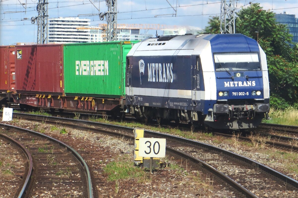 Bei Bratislava-Vinohrady legt sich am 25 Juni 2022 Metrans 761 002 in die Kurve.
