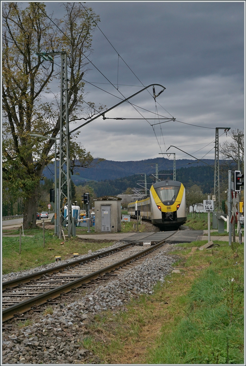 Bei diesem Bild mit den Richtung Freiburg fahrenden Coradia Continental 2 bei Kirchzarten galt das Interesse hauptsächlich der Fahrleitungsanlage, die sich im Vordergrund noch in der Urspurungsausführung zeigt, während im Hintergrund neue Masten glänzen.

14. November 2022 