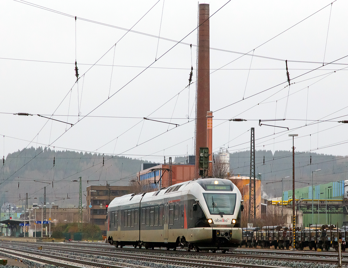 
Bei leichtem Regen fährt am 10.01.2015 der ET 22 2101 (94 80 0426 100-4 D-ABRN / 94 80 0826 100-0 D-ABRN), ex ET 22 001, ein 2-teiliger Stadler Flirt der Abellio Rail NRW als RB 91  Ruhr-Sieg-Bahn   (Hagen - Finnentrop - Kreuztal – Siegen) von Siegen-Geisweid weiter in Richtung Siegen Hbf. 

Diese Fahrzeuge hat die Abellio über die CBRail Ltd. geleast. Der Triebzug wurde 2007 bei Stadler Pankow GmbH in Berlin unter der Fabriknummer 37630 gebaut, 2014 wurde es modernisiert.