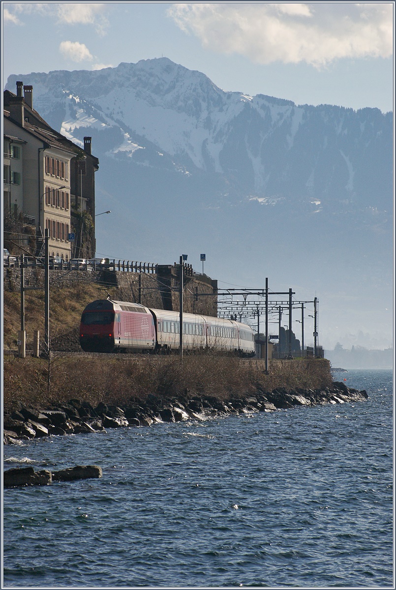 Bei St-Saphorin schiebt eine unbekannte Re 460 ihren IR Richtung Brig.
4. März 2017 