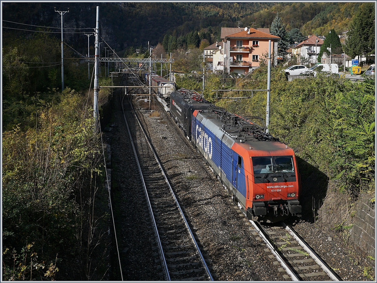 Bei Varzo habe ich heute noch einmal die Sommerzeit genutzt; nicht etwa Abends, sondern am Mittags, bzw. kurz danach, denn ab Sonntag wird der Schatten schon um Mittag den Bahnhof und die Simplonstrecke erreichten und ein Blick auf das Bild zeigt, dass auch diese Aufnahme im letzten Moment entstand: Kurz vor ein Uhr verlassen die SBB Cargo Re 474 004 und eine SBB Cargo International E 189 den Bahnhof von Varzo Richtung Süden.
27. Oktober 2017