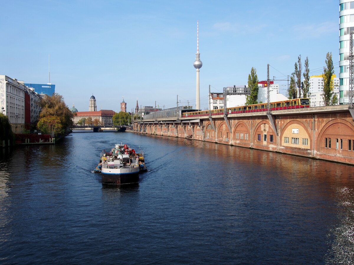 Berliner S-Bahn der BR 481 auf der Jannowitz-Br�cke in Berlin am 23.10.2019.