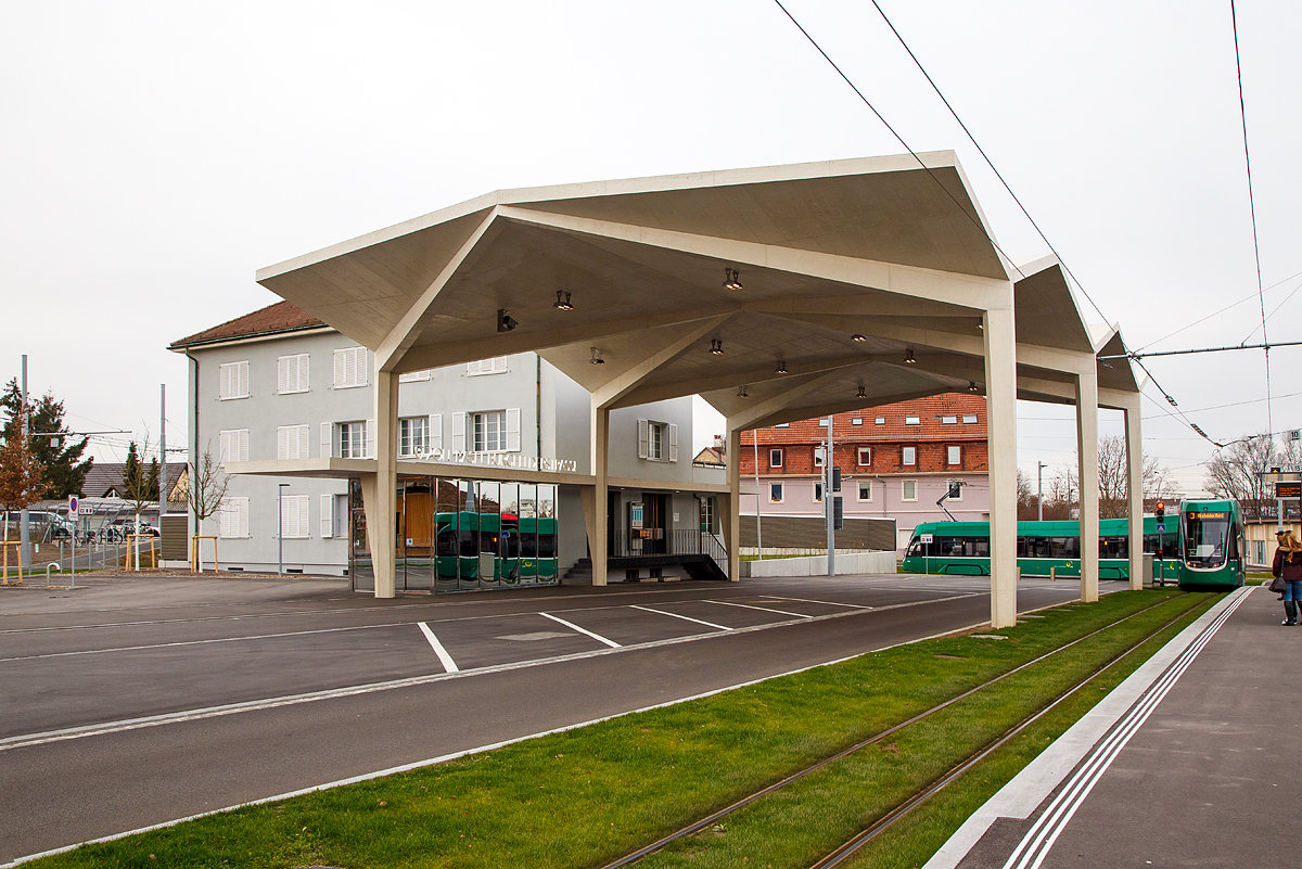 Bis zum 9. Dezember 2017 war hier Ende, zuvor bis 30. Juli 2017 sogar an der Haltestelle Burgfelden Grenze (heute Waldighoferstrasse), die Station Burgfelderhof (am Zollhaus Basel Burgfelderstra�e), hier am 29.12.2017.  Hier durchf�hrt der Be 6/8 BVB-Triebwagen 5009 ein siebenteiliger Bombardier FLEXITY 2 – Flexity Basel die neue Wendeschlaufe, um wieder als Line 3 in Richtung Birsfelden Hard zu fahren. F�r die Weiterf�hrung der Tramlinie musste auch das Dach der der Zollstation neu erbaut werden.

Seit dem Fahrplanwechsel am 10. Dezember 2017, verkehrt die Linie 3 aber auch bis zum Bahnhof von Saint-Louis in Frankreich. Daf�r gehen Gleise auch nach rechts weg. Mit Er�ffnung der Verl�ngerung der Tramlinie 3 nach Saint-Louis ist die BVB das einzige Verkehrsunternehmen weltweit, welches mit Tramlinien drei verschiedene L�nder verbindet. Sie ist so die einzige trinationale Stra�enbahn der Welt. 

Eine weitere Verl�ngerung bis zum EuroAirport (Flughafen Basel-M�lhausen) ist geplant, erste Gleise f�r die zuk�nftig geplante n�rdliche Weiterf�hrung in Richtung EuroAirport sind bereits verlegt und f�hren am neuen PR-Parkhaus entlang.

Die Linie 3 bef�hrt als einzige Tramlinie den Kohlenberg, der eine Steigung von bis zu 7,99 % aufweist. Gem�� Eisenbahnverordnung sind bei Neubaustrecken 4 %, unter besonderen Bedingungen maximal 7 % Steigung erlaubt, so d�rfen nur stark motorisierte Tramz�ge auf dieser Strecke verkehren.

Mit einer Tageskarte „TicketTriRegio mini“ f�r  9,10 Euro bzw. 10,50 CHF/Person kann man so den ganzen Tag grenzenlos drei L�nder bereisen. 