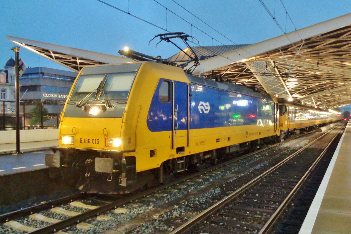 Blauer Stunde in Tilburg mit 186 015 am Abend von 4 November 2017.
