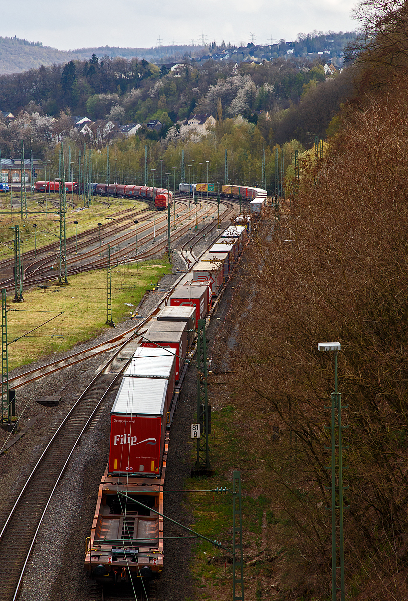 Blick auf den Rangierbahnhof (Rbf) Betzdorf/Sieg am 29.04.2021 (von der Br�cke in Betzdorf-Bruche, auf der Hauptstrecke f�hrt eine Railpool 193er (Siemens Vectron) mit einem KlV-Zug in Richtung Siegen.