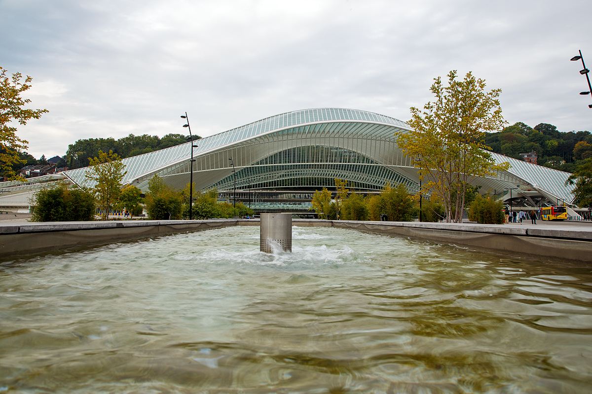 Blick vom Vorplatz auf den Eingang vom Bahnhof Liège-Guillemins (Bahnhof Lüttich-Guillemins) am 03.10.2015.