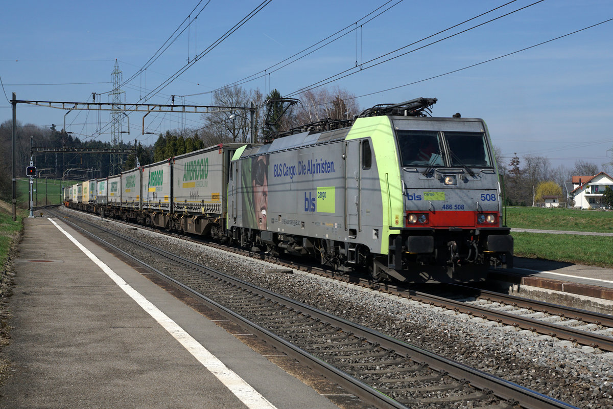 Blockgüterzug von BLS CARGO mit der Re 486 508 bei Mühlau am 22. März 2019.
Foto: Walter Ruetsch