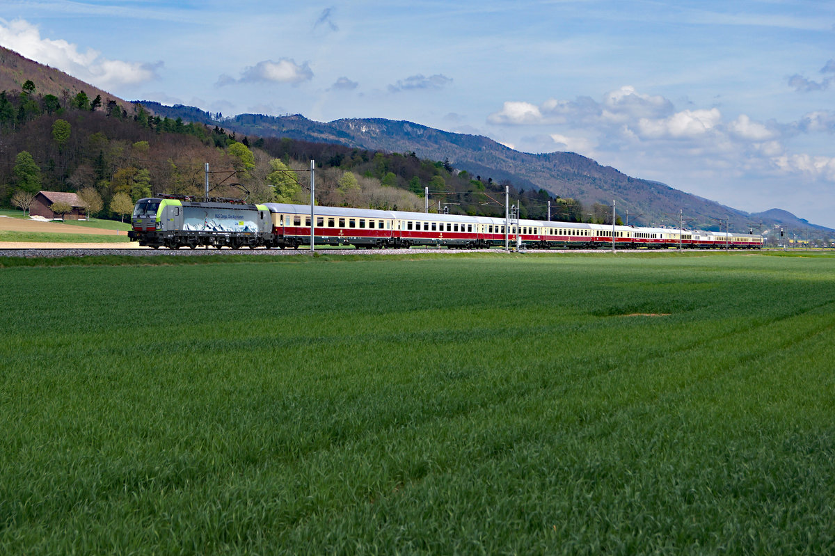 BLS: BLS Cargo Lokomotive im Personenverkehr:
AKE Rheingold Basel-Domodossola mit Re 475 Vectron X4E bei Oberbuchsiten am 13. April 2017.
Foto: Walter Ruetsch 
