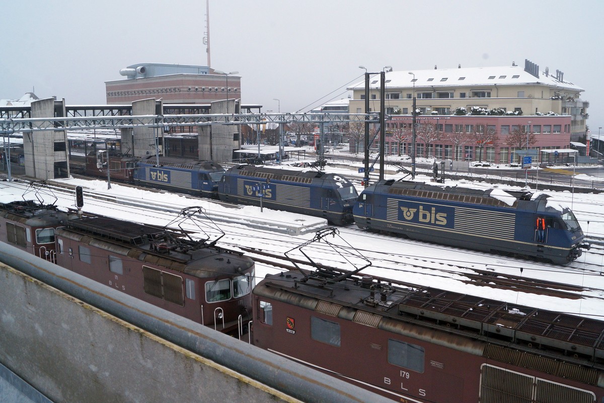 BLS: Der BLS-Bahnhof Spiez, aufgenommen aus einer anderen Perspektive am frühen Morgen des 2. Januar 2015 bei sehr schlechter Witterung.
Foto: Walter Ruetsch