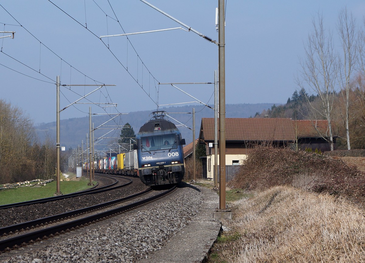 BLS: Gleich drei verschiedene Motive des selben Zuges vom gleichen Fotostandort aus. Die Aufnahme des BLS-Güterzuges mit einer blauen Re 465-Doppeltraktion entstand am 18. März 2015 bei Murgenthal. An der Spitze des Güterzuges war die 465 008-1 engereiht.
Foto: Walter Ruetsch 