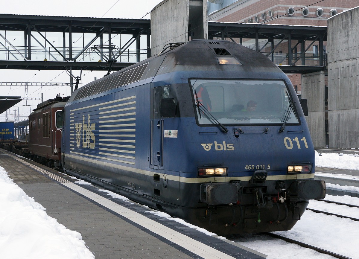 BLS: Güterzugsverstärkung in Spiez vom 2. Januar 2014. Der von Weil am Rhein im Bahnhof Spiez einfahrende LKW-Walter Blockzug mit der Re 465 011-5 und der Re 4/4 190 wurde für die Weiterfahrt nach Domodossola mit zwei weiteren Re 465 verstärkt. An der Zugsspitze der nicht alltäglichen Vierfach-Traktion wurde die 465 014-9 eingereiht.
Foto: Walter Ruetsch