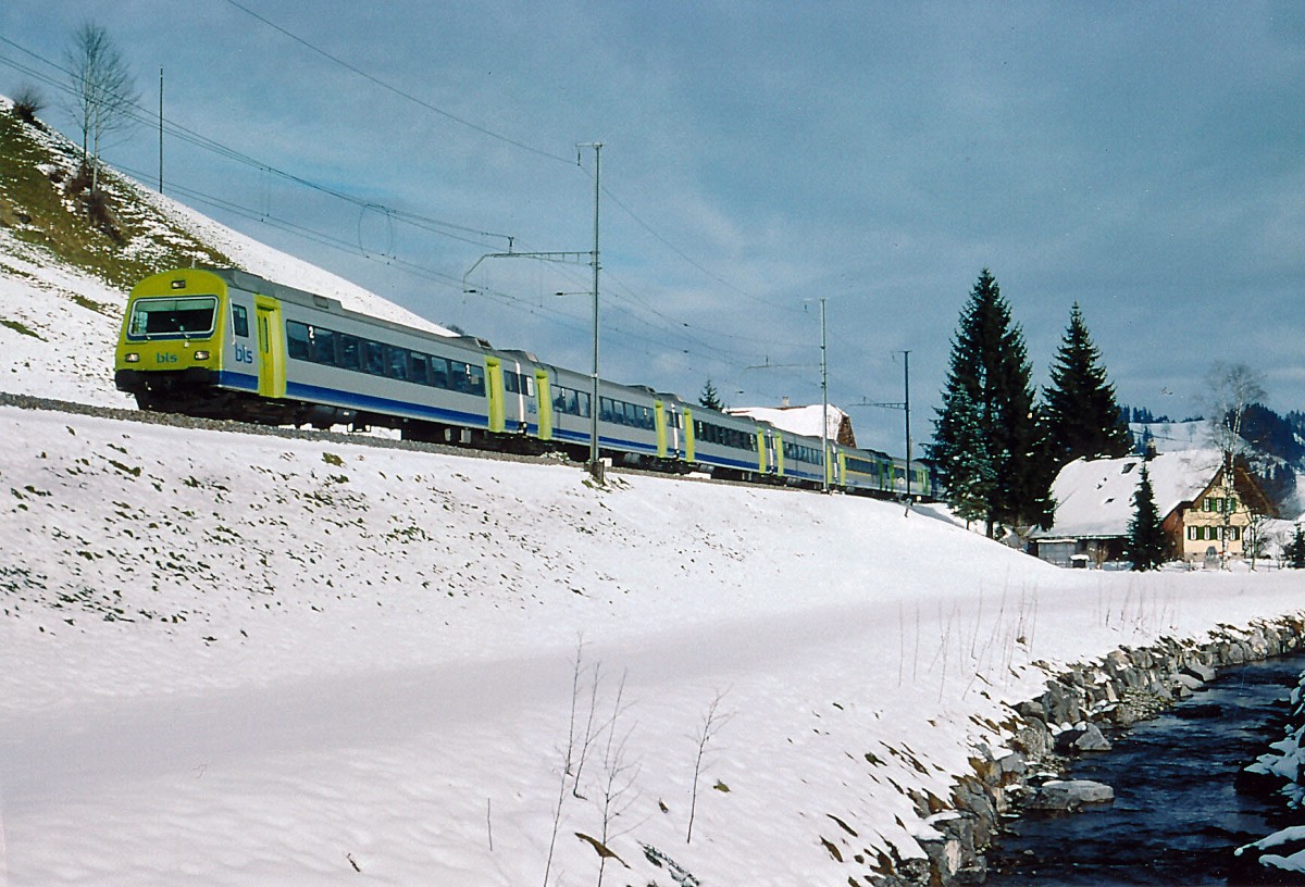 BLS: Re Luzern-Bern mit einem ehemligen SBB EW ||| Pendel im Luzerner-Hinterland bei Wiggen unterwegs im Dezember 2004.
Foto: Walter Ruetsch