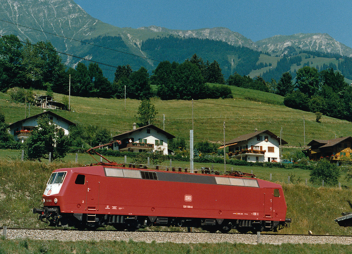 BLS/DB: Am Jubiläumsfest 75 Jahre BLS war die DB in Frutigen im Jahre 1988 mit einer Lok der BR 120 vertreten.
Foto: Walter Ruetsch 