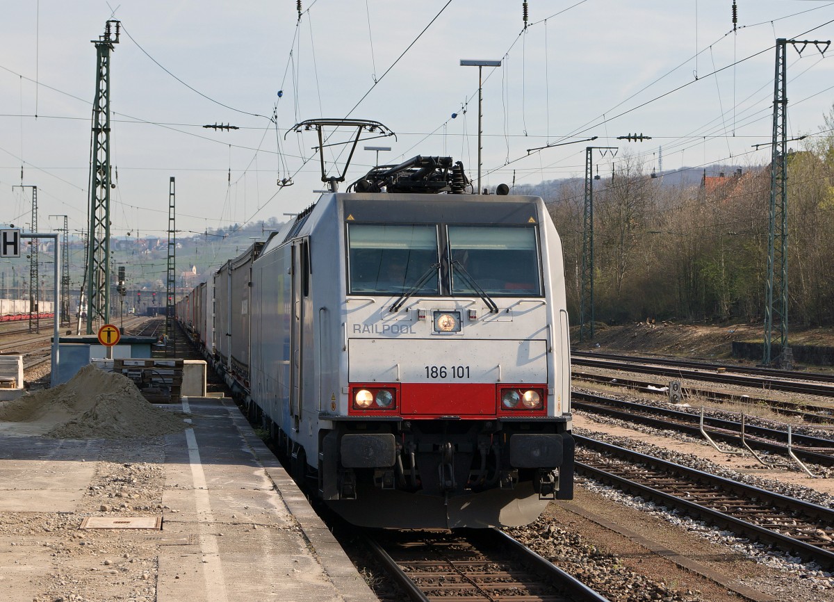 BLS/DB: BLS G�terzug mit 186 101 von RAILPOOL in Weil am Rhein am 10. April 2015.
Foto: Walter Ruetsch