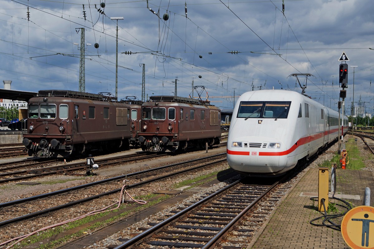 BLS/DB: Gleich 3 BLS Re 4/4  BRUNELI , erkennbar sind die Nummern 173 und 167, anl�sslich einer Begegnung mit einem ICE in Basel Badischer Bahnhof am 23. Juni 2015.
Foto: Walter Ruetsch 
