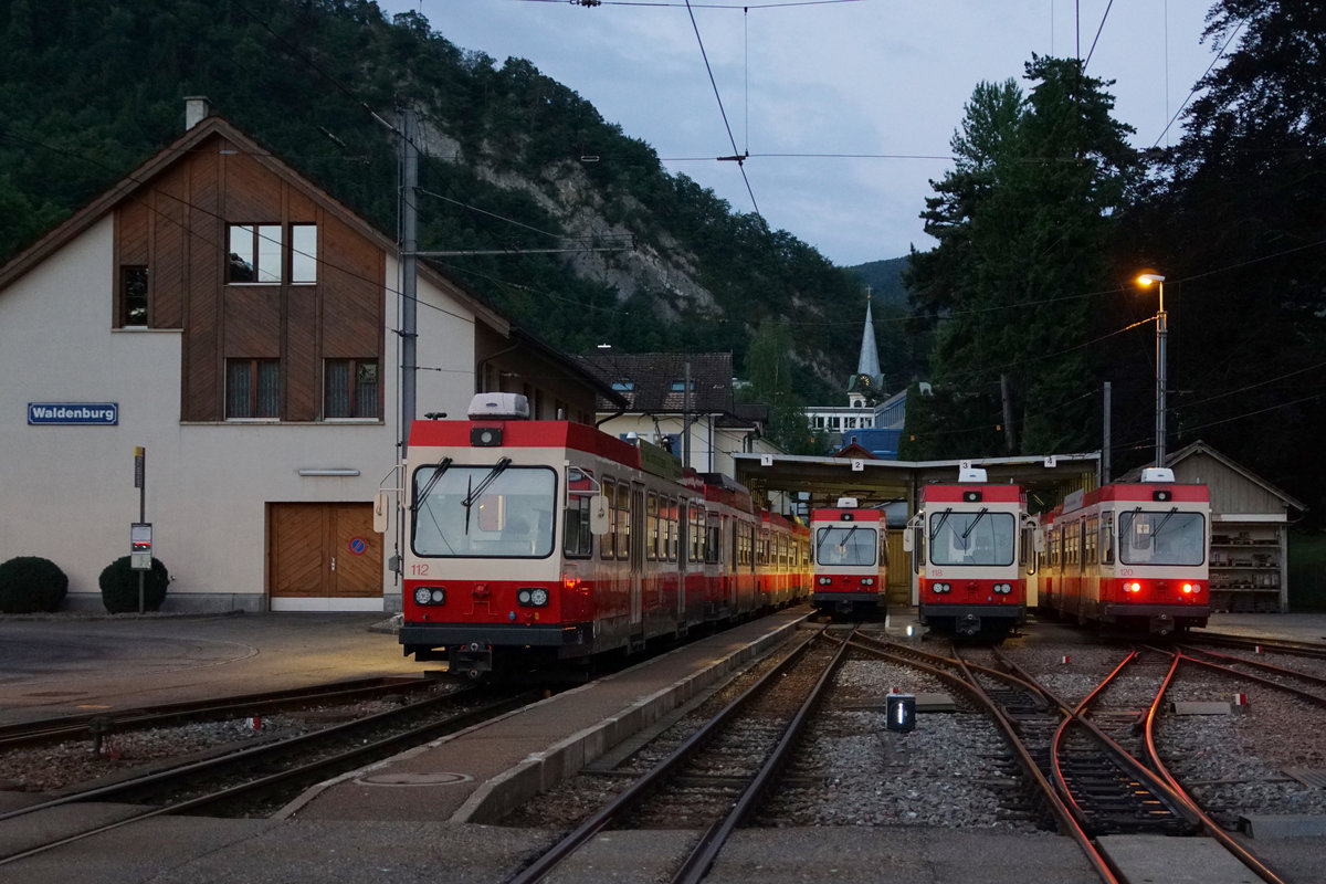 BLT/WB: Am frühen Morgen ist die Welt noch in Ordnung. Nicht gestellte Fahrzeugparade in Waldenburg vor der Ausfahrt des ersten Zuges. Am 13. Juni 2017 hiess es für den Bahnfotografen früh aufstehen!
Foto: Walter Ruetsch