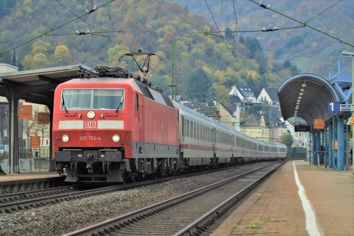 BR 120 152-4 aus dem Bw M�nchen vor ihrem leider unbekannten IC in Richtung Bingen (Rhein), hier in Boppard. An dieser Stelle freundliche Gr��e zur�ck an den Tf.