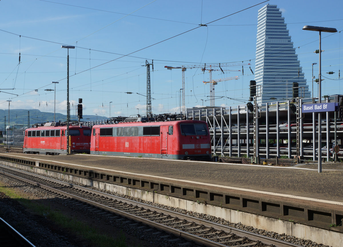 BTE/DB: In Basel Badischer Bahnhof konnten am Freitag den 20. Mai 2016 drei verschiedene abgestellte Altbauloks der DB verewigt werden.
Dabei handelte es sich um die eher seltene 110 491-8 von Bahn Touristik Express, ehemals DB, die 111 095 (ohne N-Wagen ?) sowie die 181 211-4. Da leider bei solchen speziellen Situationen die Motivwahl für Aufnahmen sehr beschränkt ist, handelt es sich hier um nicht alltägliche Dokumentationen!.
Foto: Walter Ruetsch  