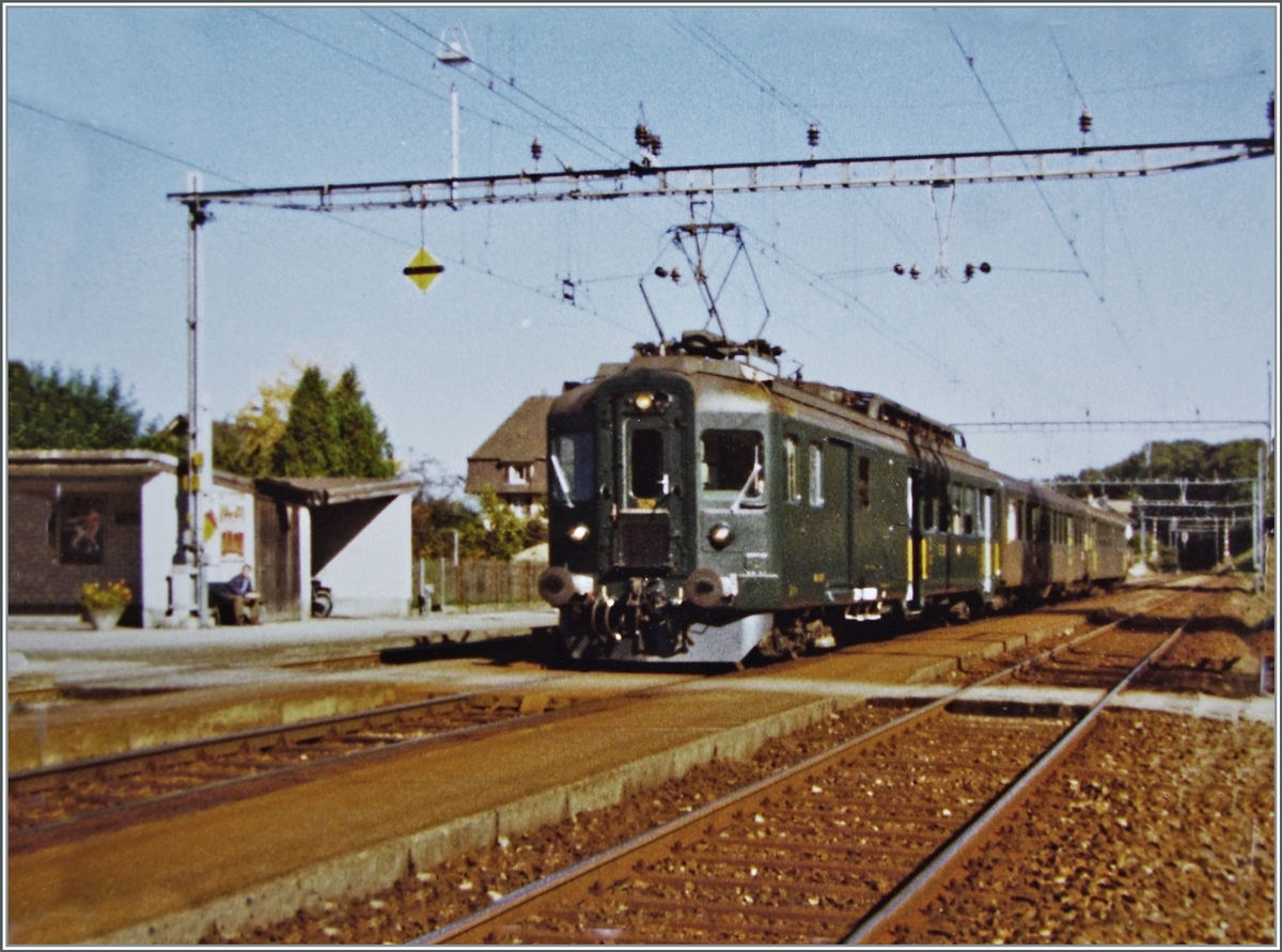 Büren an der Aare vor gut vierzig Jahren. Ein BDe 4/4 erreicht mit seinem zeittypischen Nebenbahn-Zug auf der Fahrt von Herzogenbuchsee nach Lyss den Bahnhof Büren an der Aare. 

Analogbild vom Sept. 1981