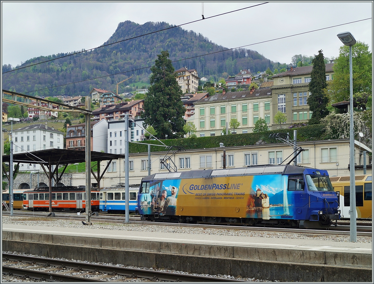Bunte MOB: GoldenPass Ge 4/4 Serie 8000 vor dem Hintergrund der Be 4/4 1001 (ex LCD) und 1007 (ex SNB) sowie einigen Panoramawagen.
18. April 2014