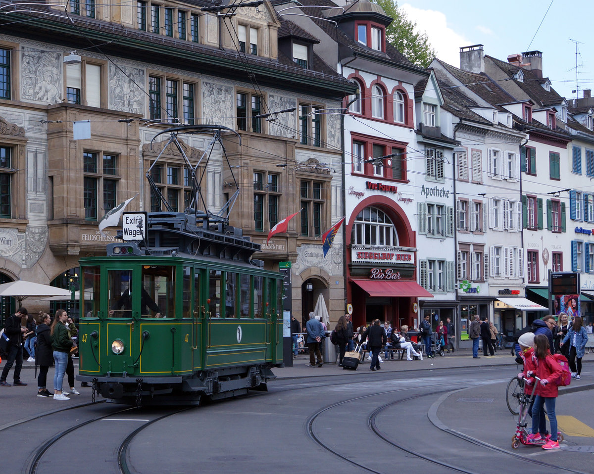 BVB: Der Ce 2/2 47 als Extra Wagen beim Passieren des Barf�sserplatzes am 5. Mai 2017.
Foto: Walter Ruetsch 