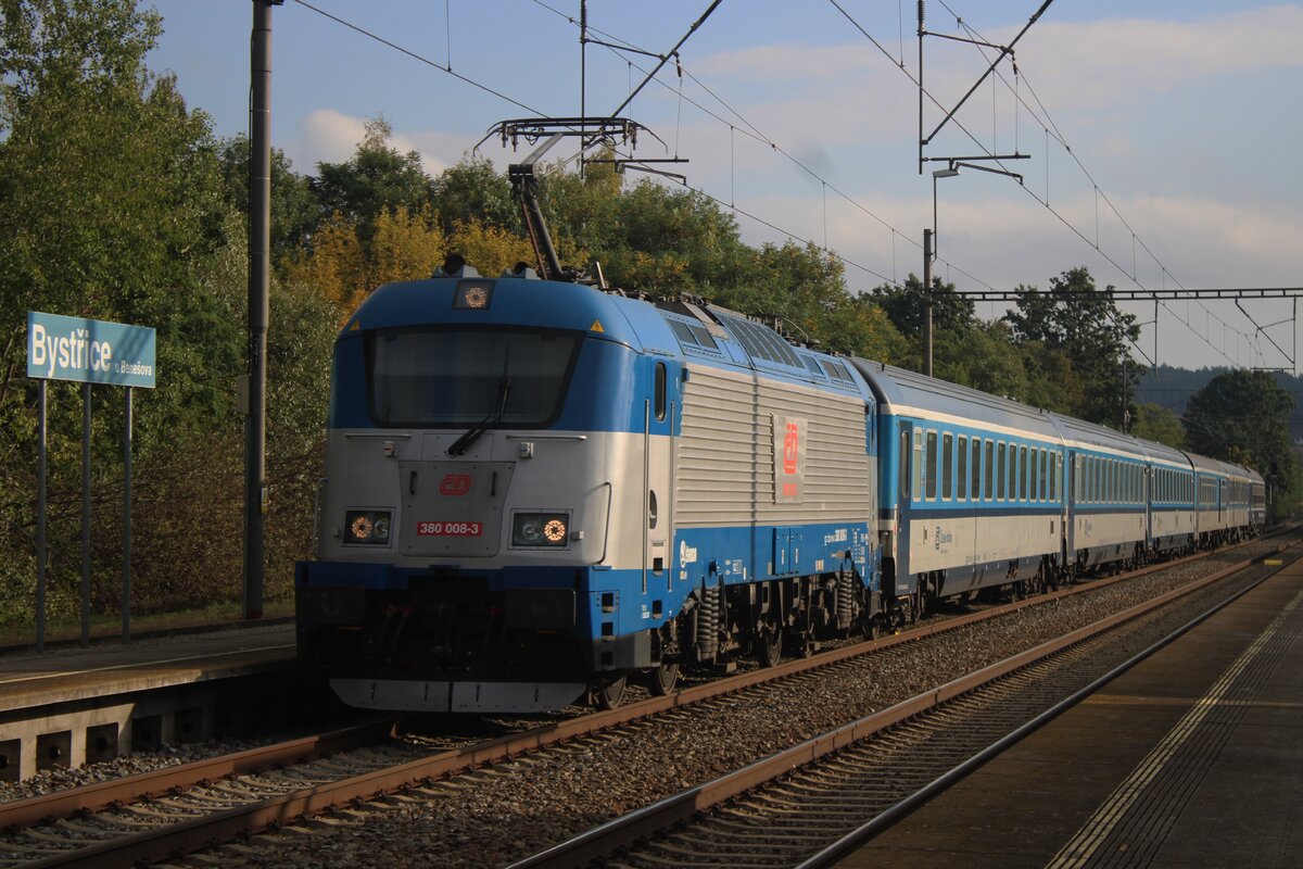 CD 380 008 durcheilt am 27 September 2025 Bystrice u Benesova mit ein IC nach Ceske Budejovice.