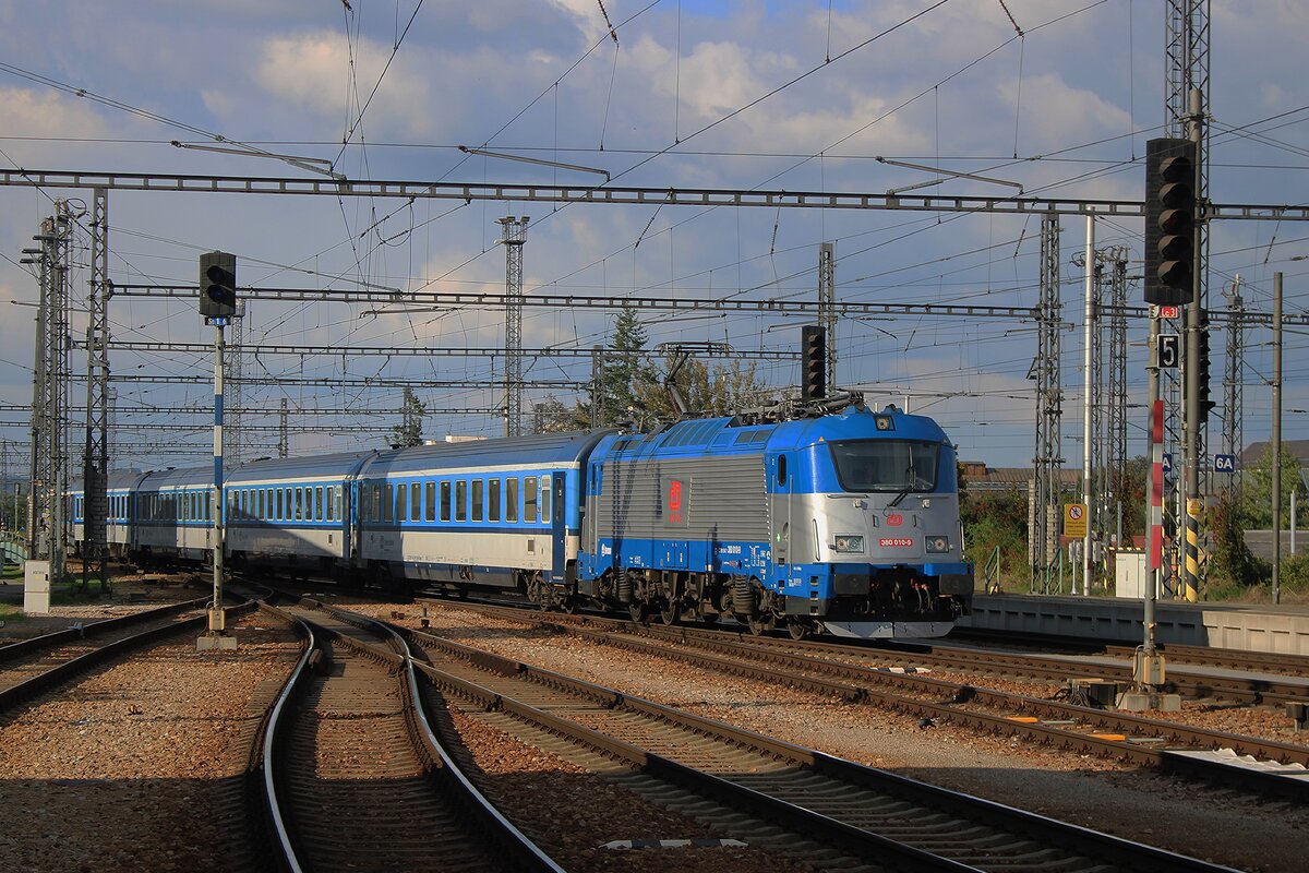 CD 380 010 treft mit ein Rychlyk aus Praha hl.n. am 28 September 2025 in Ceske Budejovice ein.
