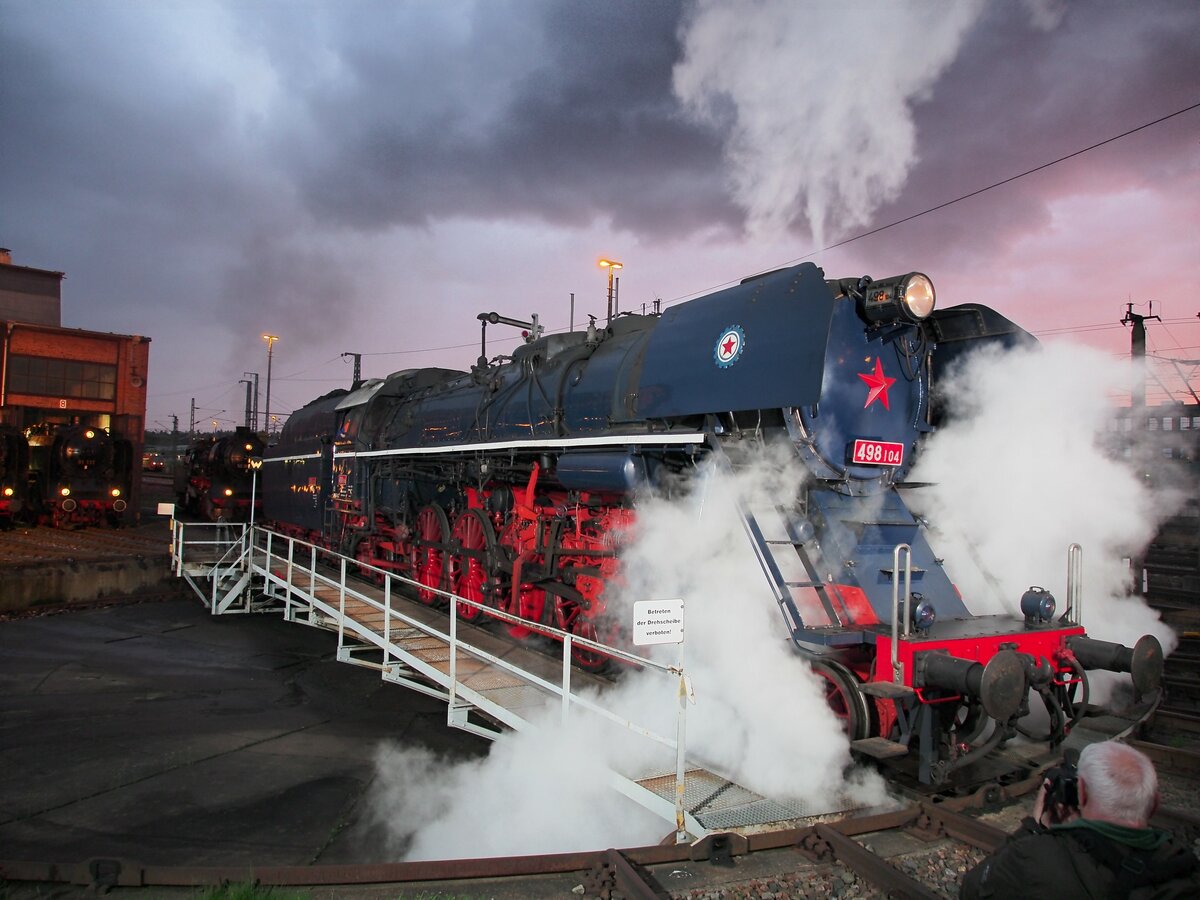 CD 498 104 bei der Nachtfotoparade im Bw Dresden Altstadt beim 8. Dampfloktreffen am 15.04.2016.