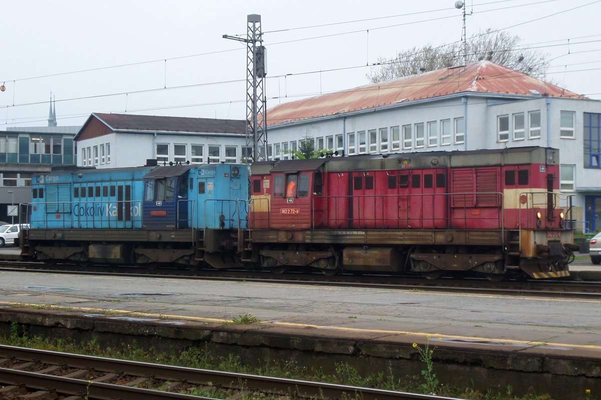 CD 742 272 schleppt ein Schwesterlok durch Ostrava hl.n. am 4 Mai 2016.