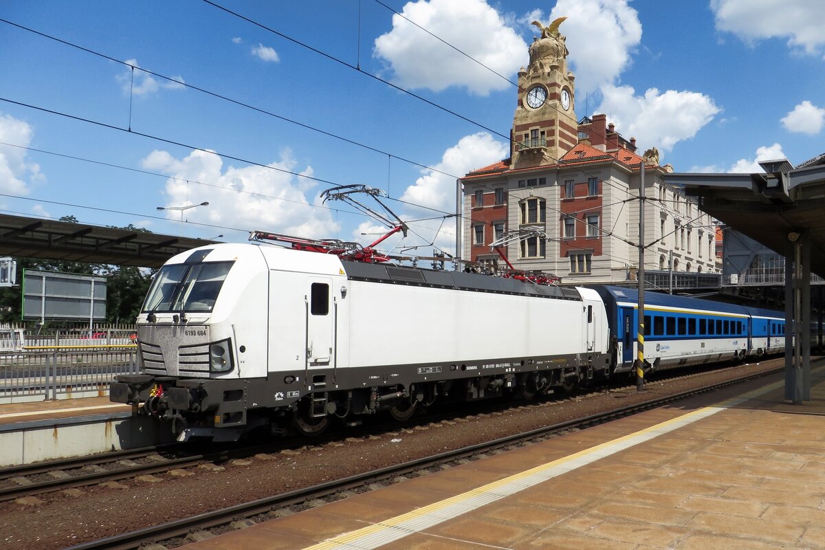 CD-S�ldner 6 193 684 steht mit ein InterJet Garnitur in Praha hl.n. am 12 Juni 2022.