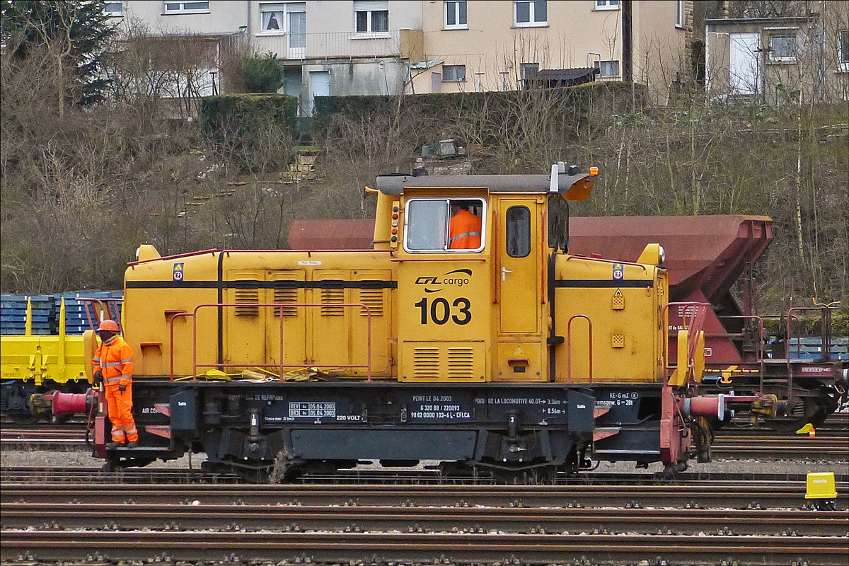CFL Cargo 103 durchf�hrt das Bahnhofsvorfeld von Petange.   08.01.2018  (Hans)