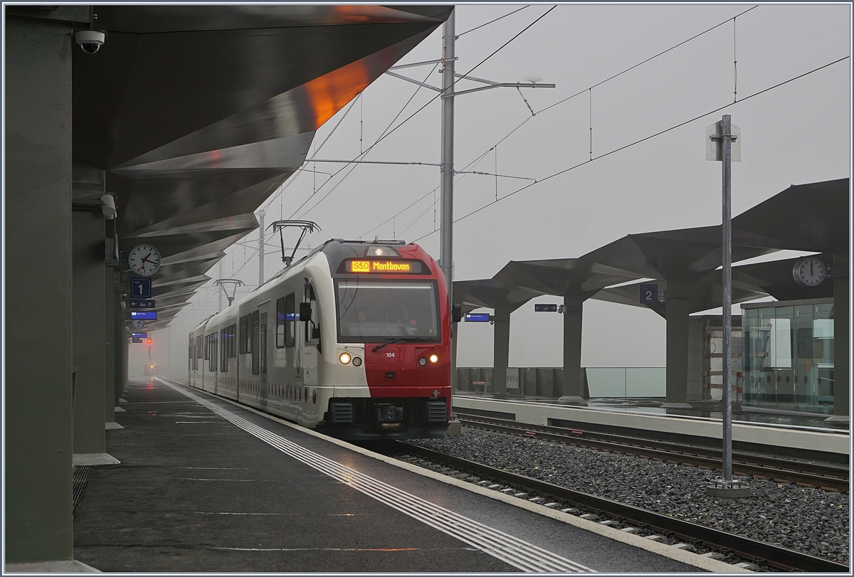 Châtel St-Denis ein cooler Bahnhof, die Aussentemperatur von +2° vermag die Architektur und der ungehindert durchziehende Wind gut und genre zu gefühlte -5° abkühlen. Im Bild der TPF Be 2/4 104 - B - ABe 2/4 104  Dzodezet Express  als S50 14824 bei der pünktlichen Abfahrt, falls die Uhr auf Gleis 1 und nicht jene auf Gleis 2 die Zeit angibt.

1. Dez. 2019