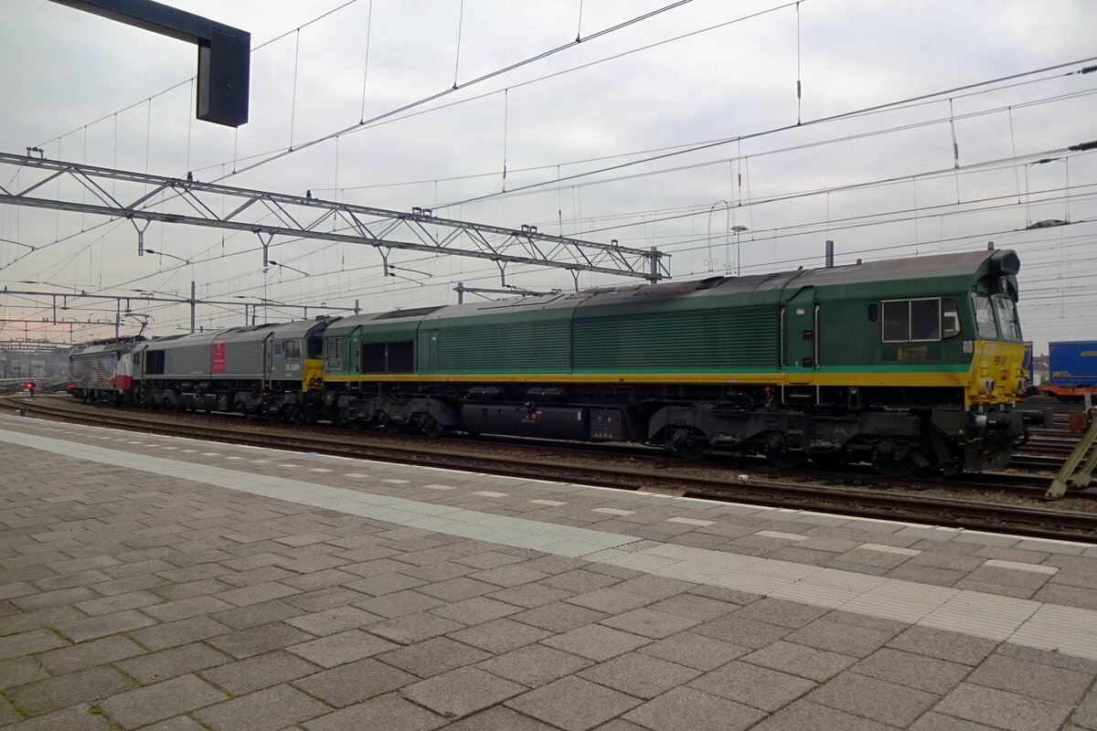 CrossRail Benelux PB06 steht am 27 November 2021 abgestellt in Venlo. Die Lok wird an Beacon Rail zurückgegeben in Antizipation Europäischer Regelgebung für Feinstaub -die meiste West-Europäische Class 66 sind entweder nach POlen oder in das vereinigte Königreich gegangen.