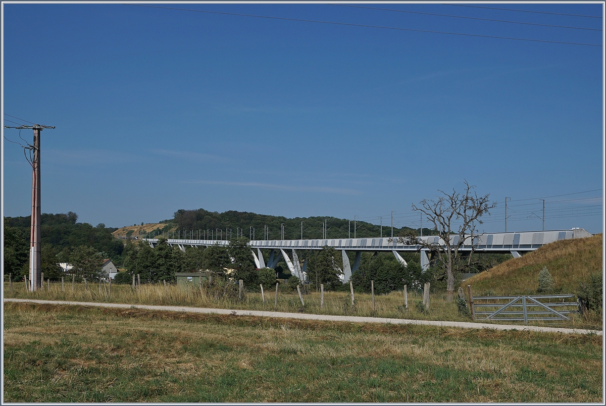 Da das Brückengeländer des 816 Meter langen Viaduc de la Savoureuse die Züge fast vollständig verdeckt, wurde das Bild nach Paris fahrenden TGV Lyria 9206 ein  Zugsuchbild .

23. Juli 2019