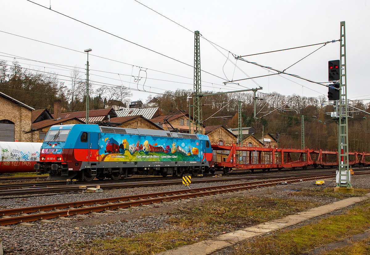 Da dachte ich erst, es sei eine private Lok. Aber nein, es war eine bunte und sehr schöne der DB Cargo AG und zwar die 185 387-0 mit der Werbung „Günni Güterzug  Egal wie gut du fährst Günni fährt Güter!“. Neben Robbi Regio, Ida IC und Opa Adler ist Günni, wie es sein Name schon verrät, eine Güterlok. Bisher war er für die Kinder nur als Spielfigur an Bord verfügbar. Nun fährt er auch in groß über die Schienen.

Die 185 387-0 (91 80 6185 367-0 D-DB) der DB Cargo AG fährt am 08.12.2021, mit einem sehr langen Leerzug von Autotransportwagen der DB Cargo Logistics GmbH (ex ATG Autotransportlogistic GmbH), durch Betzdorf (Sieg) in Richtung Siegen.

Die TRAXX F140 AC2 wurde 2009 von Bombardier Transportation GmbH in Kassel unter der Fabriknummer 34288 gebaut und an die DB geliefert. Diese Werbung (Beklebung) trägt sie seit September 2019.
