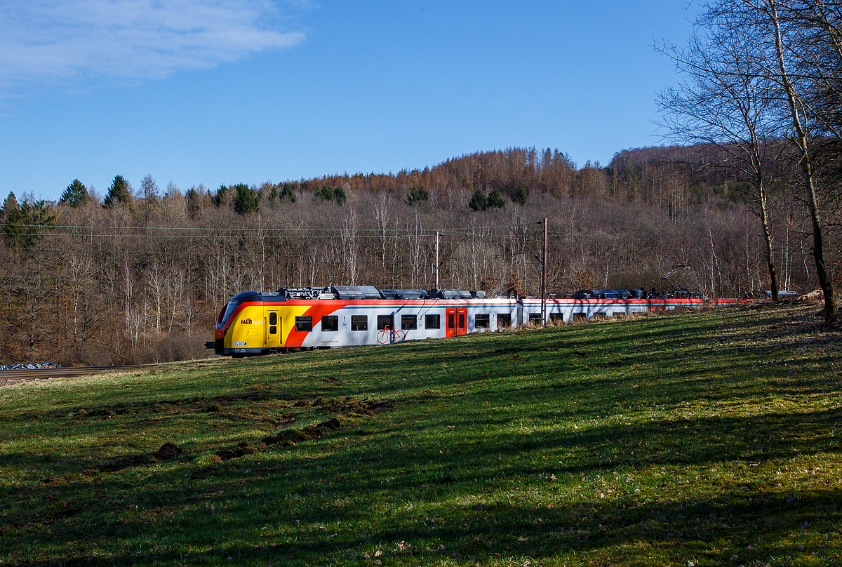 Da kommt eine  Grinsekatzen ....
Der ET 157 (94 80 1440 657-3 D-HEB / 94 80 1441 657-2 D-HEB /
94 80 1441 157-3 D-HEB / 94 80 1440 157-4 D-HEB) ein vierteiliger Niederflur-Elektrotriebwagen vom Typ Alstom Coradia Continental der HLB (Hessische Landesbahn), fährt am 02.03.2022 als RE 99 (Gießen - Siegen) und erreicht bald den Hp Rudersdorf (Kr. Siegen).
