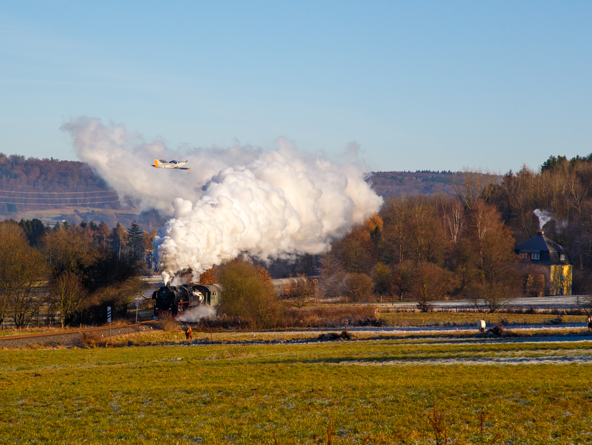 
Da kommt sie ja, mit mächtiger Rauchfahne....
Die 52 1360-8 bzw. 52 360  (90 80 0052 360-9 D-HEV) vom Verein zur Förderung des Eisenbahnmuseums Vienenburg e.V.  mit dem Dampfsonderzug der Eisenbahnfreunde Treysa e.V., am 03.12.2016 auf der Fahrt von Limburg nach Westerburg  über die Oberwesterwaldbahn (KBS 461), hier bei Berzhahn.

Die Lok wurde 1943 von August Borsig Lokomotiv-Werke in Berlin unter der Fabriknummer 15457 gebaut. Sie ist noch eine der letzten drei Altbau 52er mit Generalreparierten Kessel der DR.