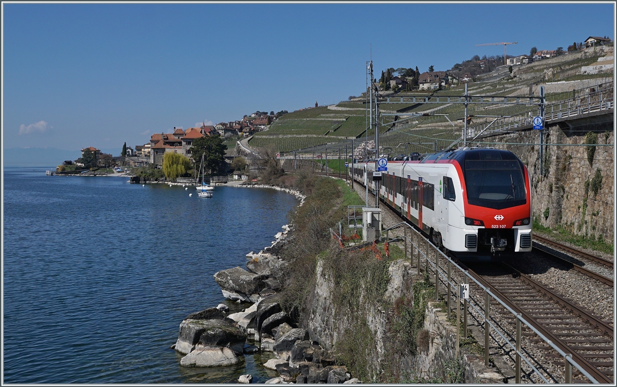 Da die neuen Flirt 3 noch relativ seltenen im Einsatz sind, nutzte ich nach meinem Aufenthalt in Cully die Gelegenheit zwischen St-Saphorin und Rivaz die aus Aigle zurück fahrenden SBB Flirt 3 RABe 523 109 und 107 nochmals zu fotografieren. Die beiden Triebzüge sind als S 2 24424 nach Vallorbe unterwegs. 

1. April 2021