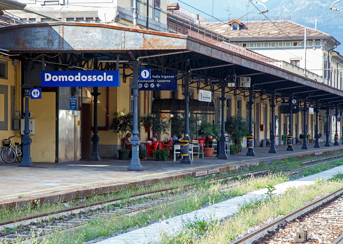 Da wo wir sehr gerne den Caffè espresso genießen....
Am Bahnsteig 1 vom Bahnhof Domodossola hier am 07.09.2021.

Im Bahnhof Domodossola endet die Simplonstrecke (Vallorbe - Lausanne – Brig – Domodossola) bzw. für den Güterverkehr geht es 5 km weiter bis Domodossola II. In der Fortführung beginnen hier die Strecken Domodossola - Novara (RFI 14) und Domodossola – Mailand (RFI 23). Zudem besteht hier der Übergang zur schmalspurigen Centovallibahn nach Locarno.
