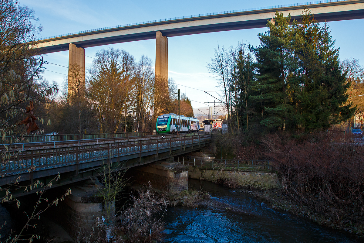 Damals noch in den vectus-Farben....
Der VT 255 (95 80 0648 155-9 D-HEB / 95 80 0648 655-8 D-HEB) ein Alstom Coradia LINT 41 der HLB (Hessische Landesbahn), ex vectus VT 255, fährt am 09.01.2016, als RB 90  Westerwald-Sieg-Bahn  (Siegen – Betzdorf - Au/Sieg- Altenkirchen - Westerburg), vom Bahnhof Eiserfeld weiter in Richtung Betzdorf (Sieg). Hier überquert er nun die Sieg. Im Hintergrund die 105 m hohe Siegtalbrücke der Bundes-Autobahn A 45 (Sauerlandlinie).
