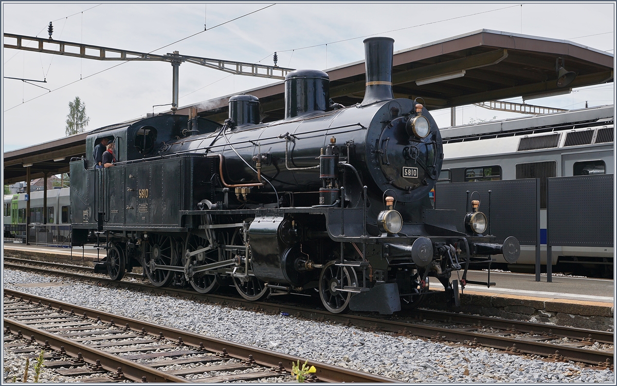 Dampftag 2018 Lyss: Nachdem die Eb 3/5 N° 5810  Habersack  der DBB (Dampfbahn Bern) ihre Rangieraufgabe erledigt hatte, konnte ich sie bei eher schlechtem Licht nochmals auf Gleis 5 fotografieren.
Lyss, den 11. August 2018