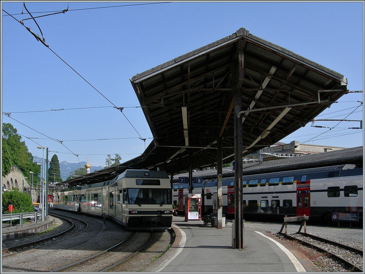 Dank dem sch�nen Wetter (und dem Pfingstfestival der B-C) war der Fahrgastandrag gross genug, dass die CEV zwei GTW in Doppeltraktion einsetzte. Hier wartet der Regionalzug 1395 nach Blonay auf die Kreuzung mit dem B-C Extrazug von Chaulin.
8 Juni 2014