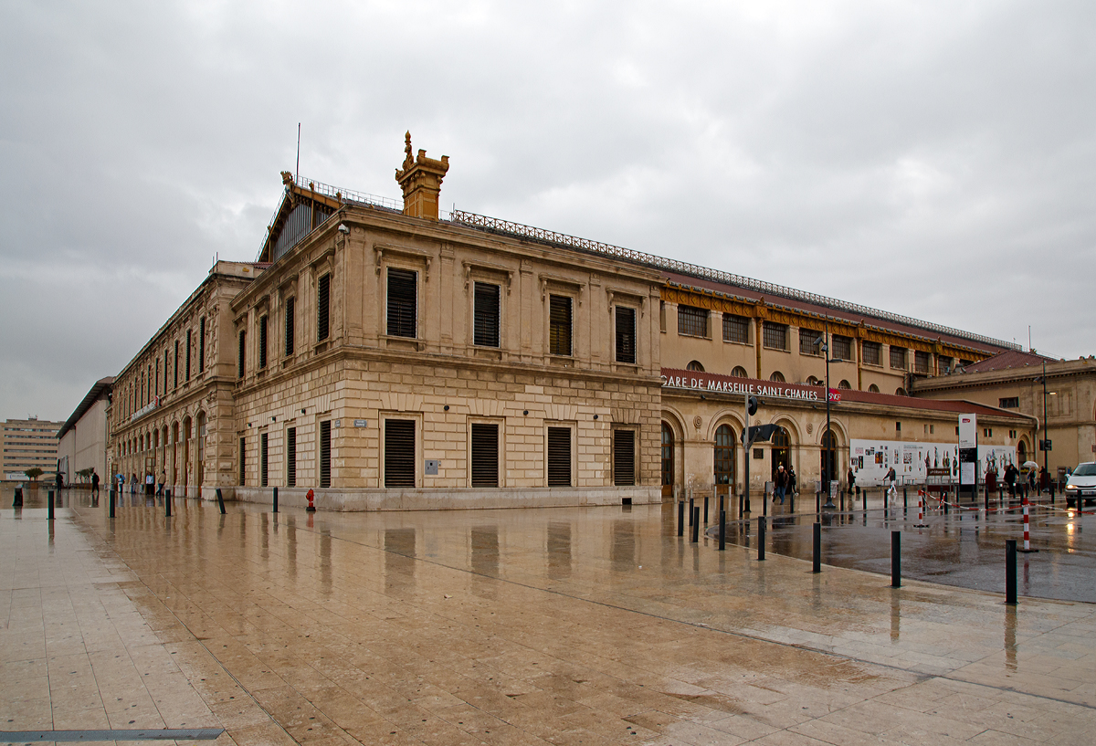 
Das Bahnhofgebäude von Marseille Saint Charles (Gare de Marseille Saint Charles) am 25.03.2015, bei Regnen. 

Am ersten Tag war am Vormittag in Marseille noch Regen angesagt, so haben wir unsere Zeit erst mal in dem schönen Bahnhof vertrieben und ich konnte Bahnbilder machen.