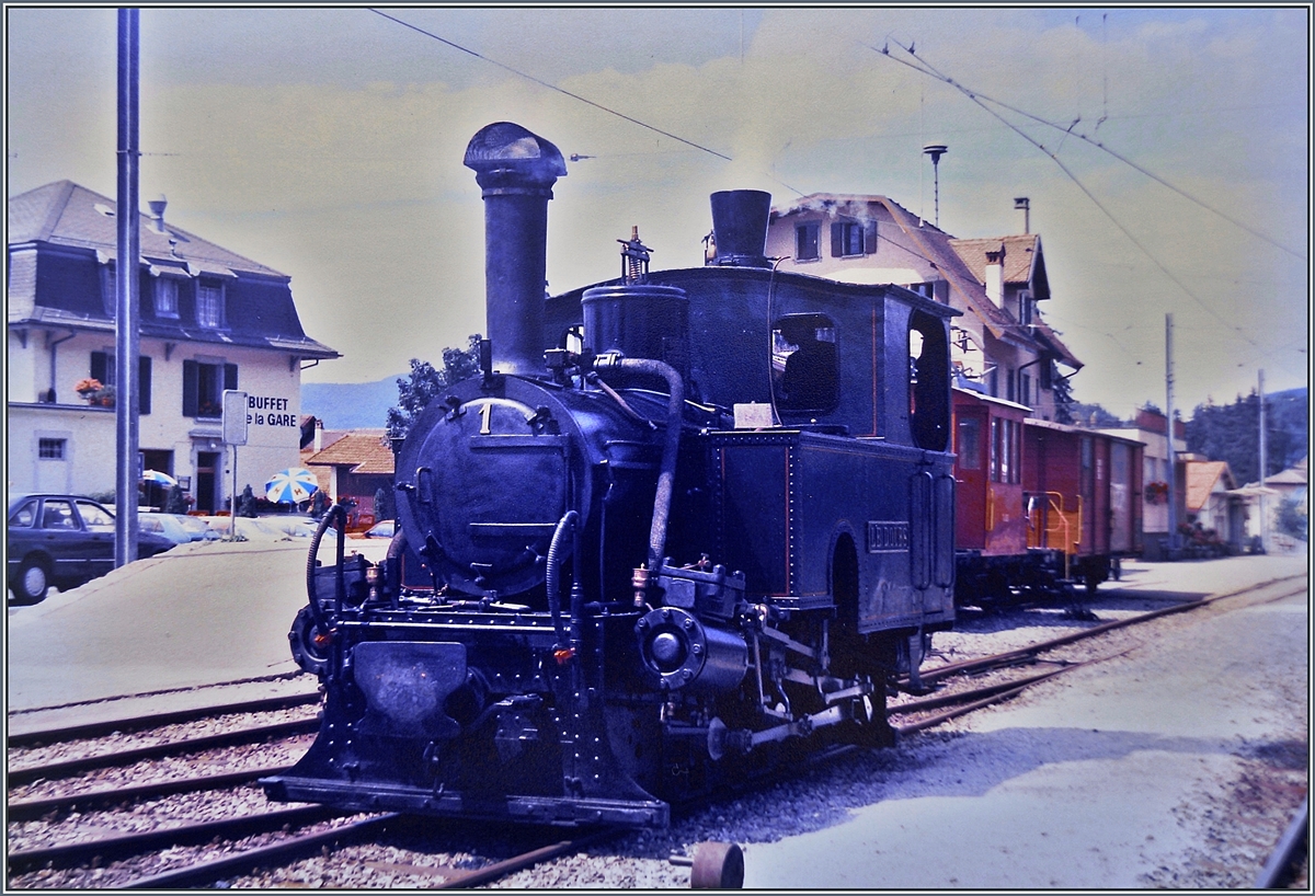 Das Bild ist nicht ganz so alt wie es scheint, und die kleine, nur 5,1 Meter  lange  Dampflok G 3/3 N° 1  Le Doubs  gehörte sogar einige Jahre der SBB...

1890 unter der Fabriknummer 618 von der SLM gebaut, wurde sie von der R-d-B (Régional des Brents) mit zwei weiteren Loks in Betrieb genommen. Nach der Elektrifizierung der Strecke Le Locle - Les Brents 1950 wurde sie Lok der SBB übergeben, mit dem Zweck, sie dem Verkehrshaus der Schweiz in Luzern weiter zu reichen, wobei dann die Lok ab 1973 Leihweise zur Blonay-Chamby Bahn kam. Ab 1976 ging sie in den Besitz der B-C über. 
Auch weitere Bahnen wie die z.B die WB oder FW erhielten Loks dieser Bauart. 

Das Bild zeigt die G 3/3 N° 1 Le Doubs in Blonay beim Umsetzen. 

Die Analogaufnahme stammt vom August 1985
