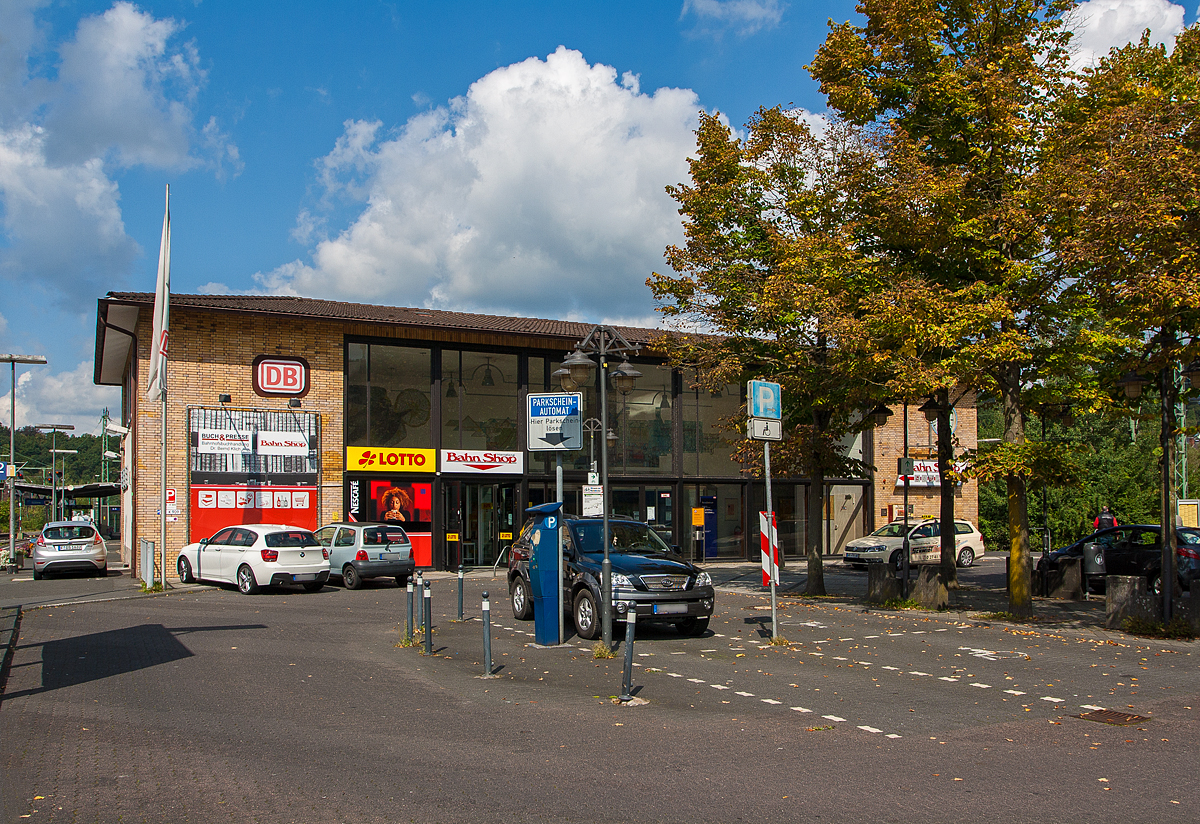 Das Empfangsgebäude vom Bahnhof Betzdorf/Sieg am 21.08.2014.

Der Bahnhof Betzdorf (Sieg) besitzt 5 Bahnsteiggleise. Er liegt an Streckenkilometer 83,0 der ehem. Deutz-Gießener Eisenbahn (heute Hellertalbahn) bzw. 123,1 der Siegstrecke und ist Ausgangspunkt der Hellertalbahn nach Haiger/Dillenburg (sowie der Daadetalbahn nach Daaden.

Bis 1915 war die Deutz-Gießener Eisenbahn (heute Hellertalbahn), die eigentliche Hauptstrecke Deutz-Gießener Eisenbahn und die abzweigende Bahn von Betzdorf nach Siegen die Nebenstrecke. Durch die Inbetriebnahme der direkten Strecke zwischen Siegen und Haiger und Eröffnung vom Rudersdorfer Tunnel im Jahr 1915 verlagerte sich der Verkehr, Siegen wurde zum neuen Knotenpunkt. 

Bis zum Niedergang des Siegerländer Erzbergbaus Mitte der 1960er Jahre blieb die Deutz-Gießener Eisenbahn (Hellertalbahn) noch Hauptbahn, bis sie dann als Nebenstrecke zurückgestuft wurde. Die Sieg- und die Ruhr-Sieg- sowie der Dillstrecke wurden 1960er Jahre alle elektrifiziert, die Hellertalbahn nicht.