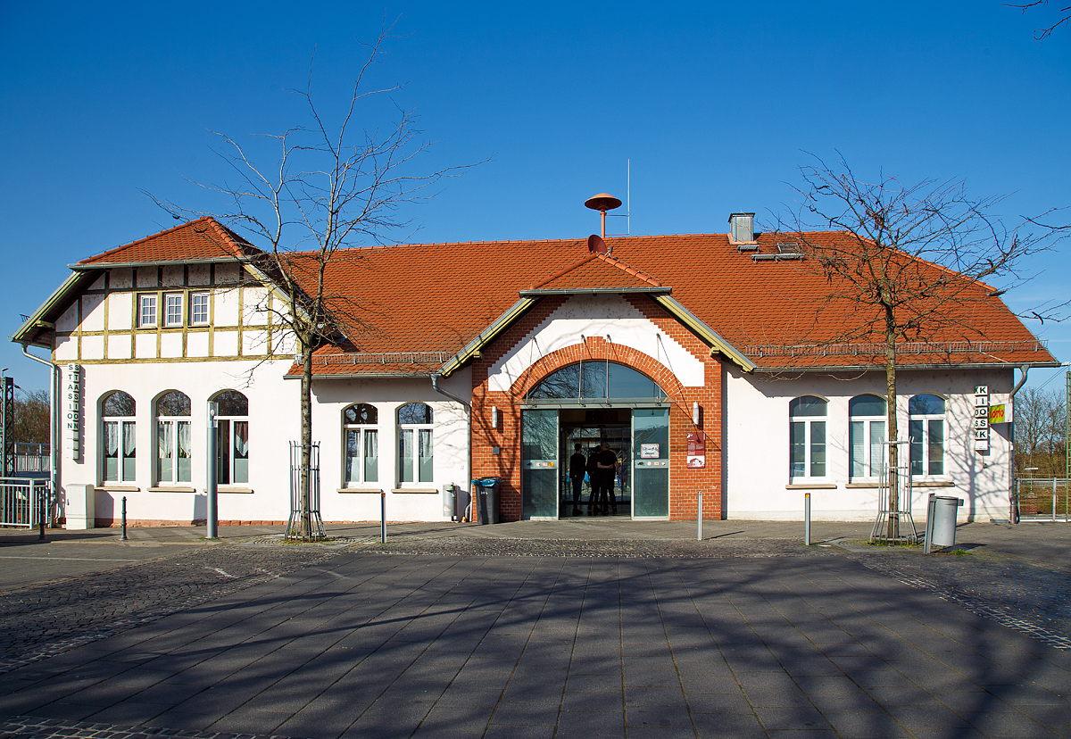 
Das Empfangsgebäude vom Bahnhof Mainz-Bischofsheim am 08.04.2018.

Der Bahnhof Mainz-Bischofsheim ist der Bahnhof der hessischen Gemeinde Bischofsheim (Kreis Groß-Gerau). Da Bischofsheim zwischen 1930 und 1945 ein Stadtteil von Mainz war und der Bahnhof danach nicht rückbenannt wurde, hat sich der Zusatz „Mainz-“ erhalten.

Im Personenverkehr wird Bischofsheim von S-Bahnen und Regionalzügen bedient, deutlich größer ist seine Bedeutung für den Güterverkehr, Mainz-Bischofsheim ist der größte Rangierbahnhof in der Region Frankfurt Rhein-Main.

Dies ist nicht das ursprüngliche von der Hessischen Ludwigsbahn errichtete Empfangsgebäude, welches noch erhalten ist aber ca. 500 m östlich steht und heute dem Güterbahnhof dient. 

Im Zuge der Umbauarbeiten an den Bahnhofsanlagen wurde 1904 dieses neue Empfangsgebäude errichtet, das heute noch in Betrieb steht. Es hat einen annähernd T-förmigen Grundriss. Aufgrund der Hanglage ist es straßenseitig eingeschossig, bahnsteigseitig zweigeschossig. Das wurde gleich Anfangs genutzt, um eine Fußgängerüberführung zu dem Inselbahnsteig anzulegen. 

Das neue Empfangsgebäude wurde in Hanglage als massiver zweigeschossiger Bau im zeitgenössischen Jugendstil errichtet. Die gemauerten Geschosse sind verputzt, die Zwerchgiebel des Querbaues sind in Fachwerk ausgeführt. Der Zugang zum Bahnhof liegt im 1. Obergeschoss. Von dort aus sind die Bahnsteige über einen Steg erreichbar.

Nach zahlreichen baulichen Änderungen wurde das Gebäude 2002/03, am historischen Original orientiert, von der Gemeinde Bischofsheim zurückgebaut und modernisiert.
